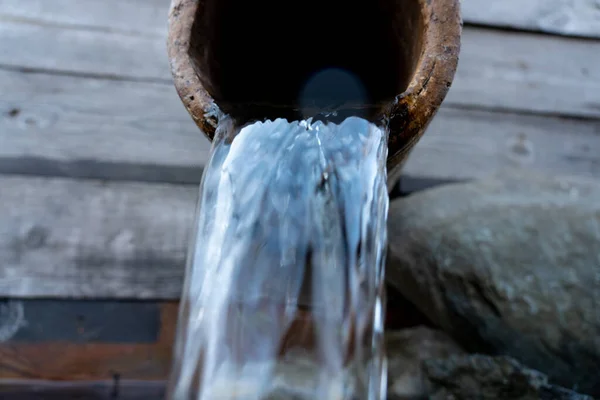 Fuente natural de agua limpia. El agua más pura sabrosa y sana — Foto de Stock