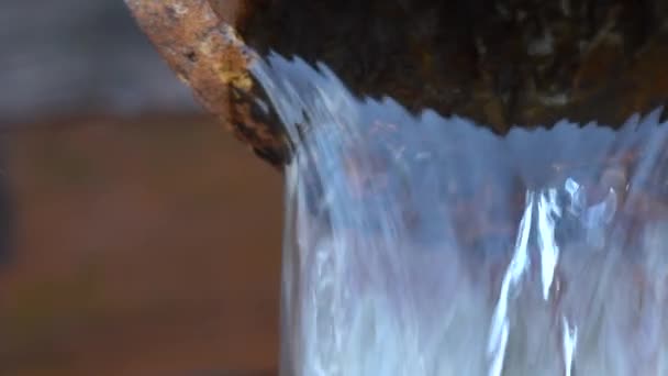 Fuente natural de agua limpia. El agua más pura sabrosa y sana — Vídeo de stock