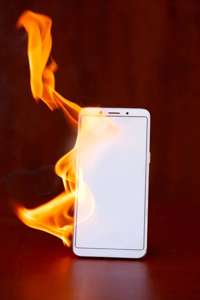 Een Brandende Smartphone Telefoon Staat Aan Blanco Scherm Van Een — Stockfoto