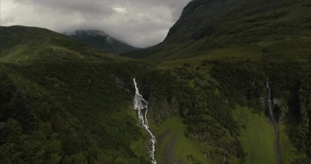 Feltárja a nagy vízesés — Stock videók