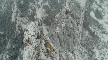 Dağ aralıkları ve karla kaplı uçurumlar havadan görüntüleri