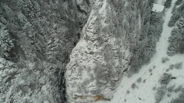 白雪覆盖的山脉和峭壁的空中画面 — 图库视频影像