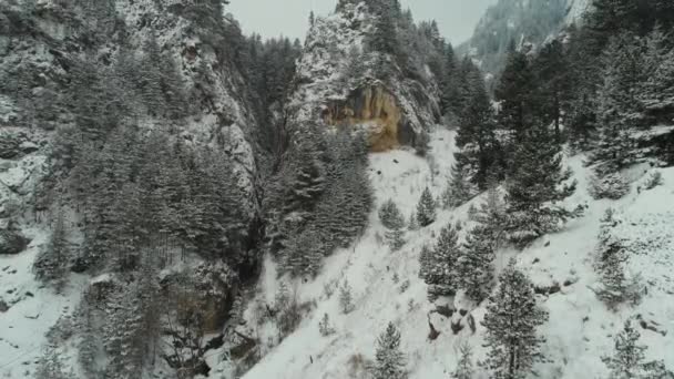 Aerial footage av bergskedjor och klippor täckta med snö — Stockvideo