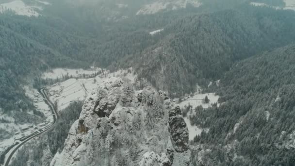 白雪覆盖的山脉和峭壁的空中画面 — 图库视频影像