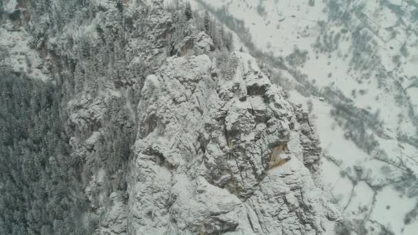 Съемки с воздуха горных хребтов и скал, покрытых снегом — стоковое видео
