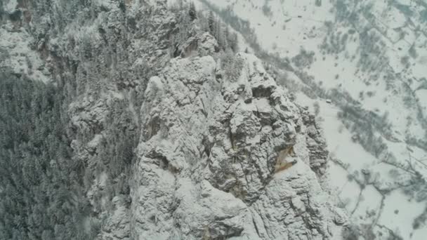 Images aériennes de chaînes de montagnes et de falaises couvertes de neige — Video