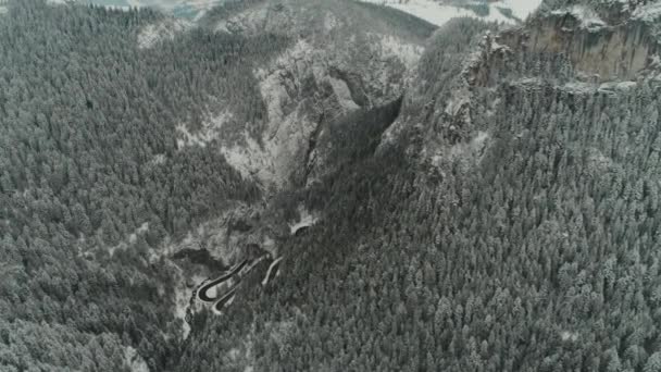 Luchtfoto beelden van bergketens en rotsen bedekt met sneeuw — Stockvideo