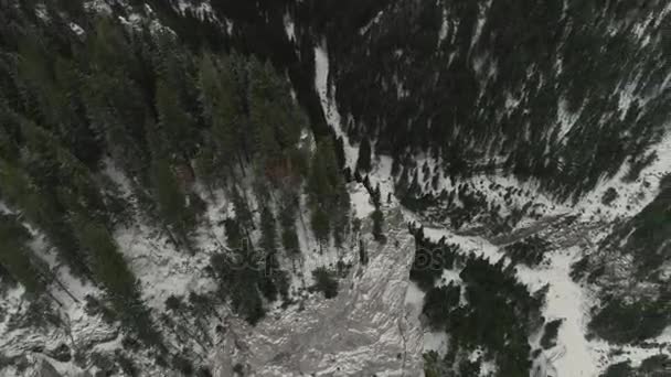 Съемки с воздуха горных хребтов и скал, покрытых снегом — стоковое видео
