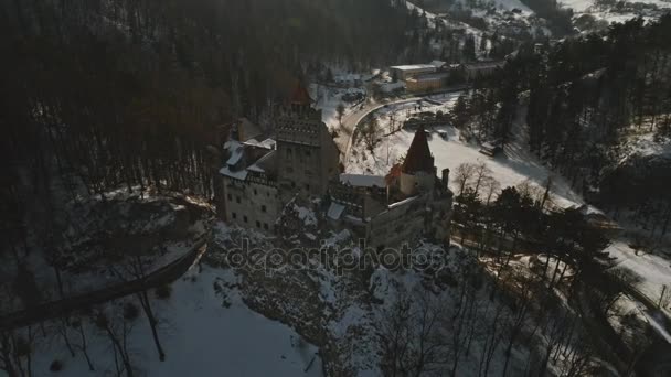 Imágenes del dron de sobrevuelo del castillo de Drácula Bran en Transilvania — Vídeo de stock