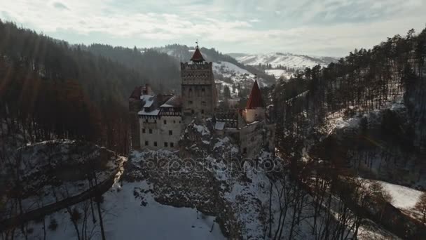 Nadjezdu dron záběry z Drákulova hradu Bran v Transylvánii — Stock video