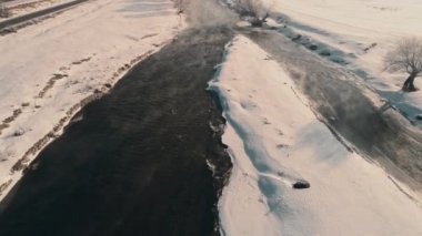 Kış sabah sis Olt nehir suları Romanya üzerinden hava görüntüleri