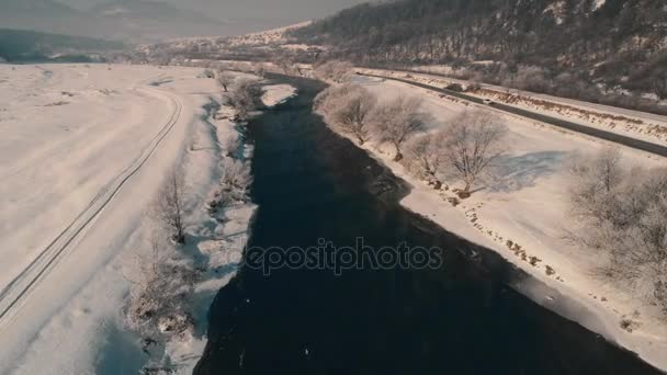 Luchtfoto beelden van winter ochtend mist over Olt rivier wateren in Roemenië — Stockvideo