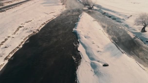 Luchtfoto beelden van winter ochtend mist over Olt rivier wateren in Roemenië — Stockvideo