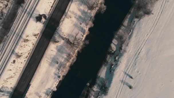 Luchtfoto beelden van winter ochtend mist over Olt rivier wateren in Roemenië — Stockvideo