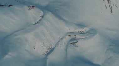 Hava dron ünlü Transfagarasan yılan gibi dağ yolu üzerinden vurdu kışın kar ile kaplı