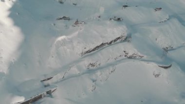 Hava dron ünlü Transfagarasan yılan gibi dağ yolu üzerinden vurdu kışın kar ile kaplı