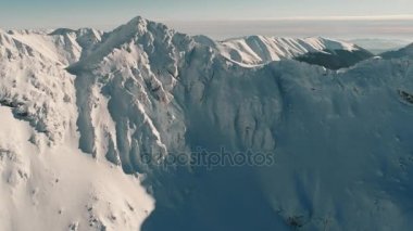 Hava dron ünlü Fagaras Dağların üzerinden vurdu kışın kar ile kaplı