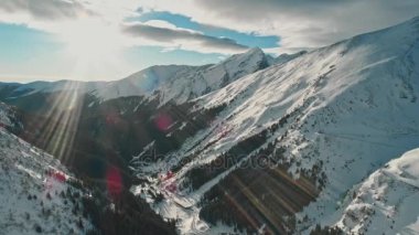 Hava dron ünlü Transfagarasan yılan gibi dağ yolu üzerinden vurdu kışın kar ile kaplı