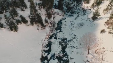 Argeş Nehri Fagaras dağlarda çalışan hava uçak atış kışın kar ile kaplı