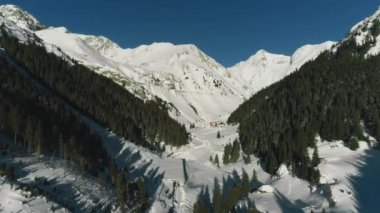 Hava dron ünlü Transfagarasan yılan gibi dağ yolu üzerinden vurdu kışın kar ile kaplı