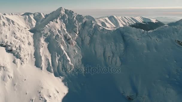 Drone aéreo disparado sobre famosas montañas Fagaras cubiertas de nieve en invierno — Vídeo de stock