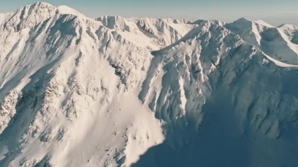 Drone aérien abattu au-dessus des célèbres montagnes de Fagaras couvertes de neige en hiver — Video