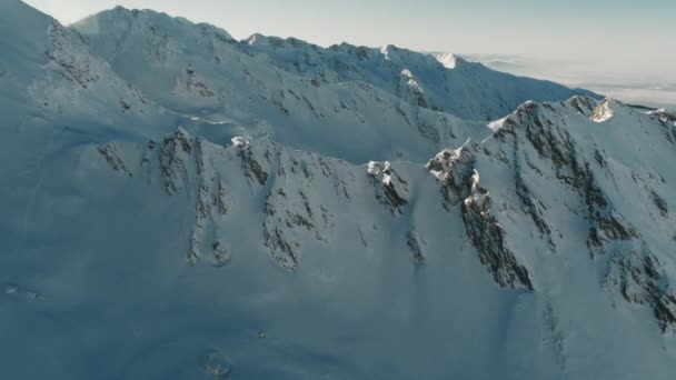 Drone aéreo disparado sobre famosas montañas Fagaras cubiertas de nieve en invierno — Vídeos de Stock