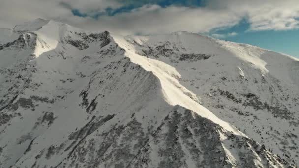 Drone aérien abattu au-dessus des célèbres montagnes de Fagaras couvertes de neige en hiver — Video