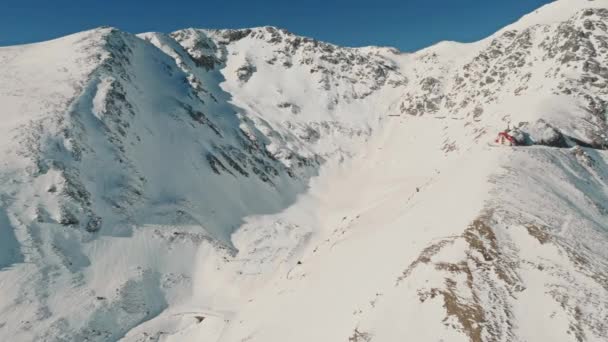 Letecký dron zastřelil slavné Transfagarasan hadovité horské silnici pokryté sněhem v zimě — Stock video