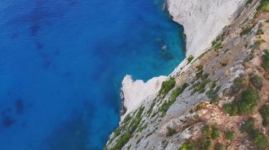 Yunan Akdeniz Adaları mavi suları, plajlar ve uçurumları ile pitoresk havadan görünümü