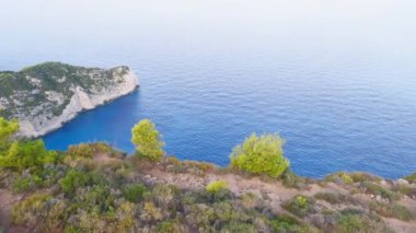 Yunan Akdeniz Adaları mavi suları, plajlar ve uçurumları ile pitoresk havadan görünümü