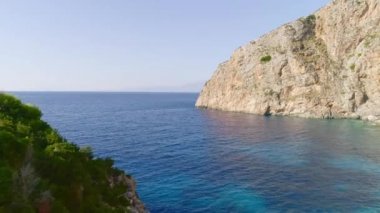 Yunan Akdeniz Adaları mavi suları, plajlar ve uçurumları ile pitoresk havadan görünümü
