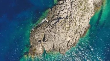 Yunan Akdeniz Adaları mavi suları, plajlar ve uçurumları ile pitoresk havadan görünümü
