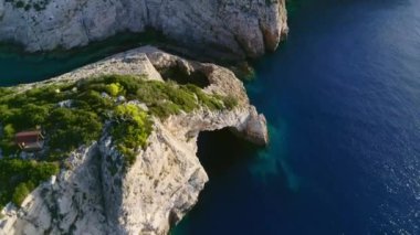 Yunan Akdeniz Adaları mavi suları, plajlar ve uçurumları ile pitoresk havadan görünümü