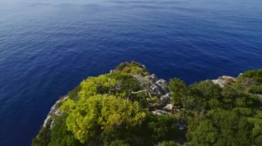 Yunan Akdeniz Adaları mavi suları, plajlar ve uçurumları ile pitoresk havadan görünümü