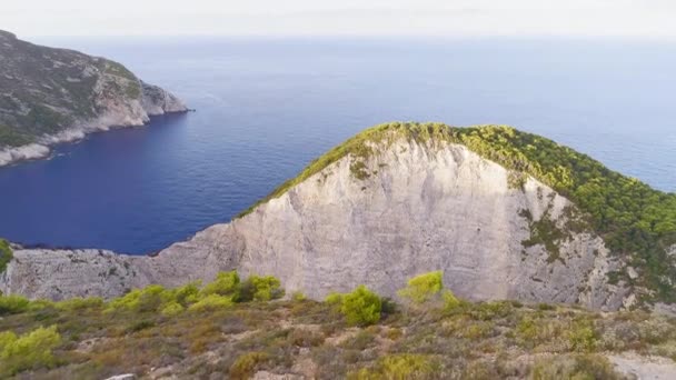 Vista aérea pitoresca da praia de naufrágio Navagio na ilha de Zakynthos, na Grécia — Vídeo de Stock