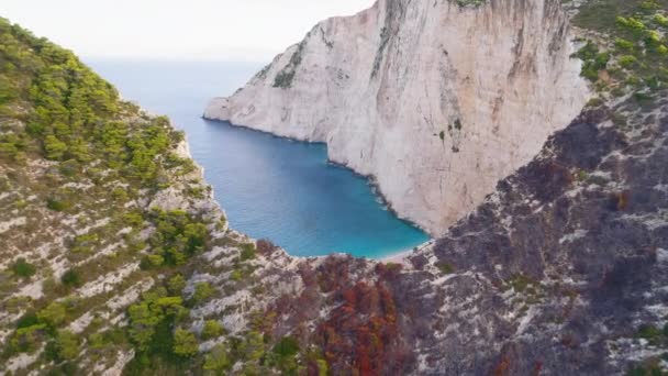 Vista aérea pitoresca da praia de naufrágio Navagio na ilha de Zakynthos, na Grécia — Vídeo de Stock