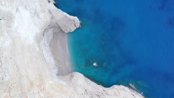 Vue aérienne pittoresque des îles grecques méditerranéennes avec leurs eaux bleues, leurs plages et leurs falaises — Video
