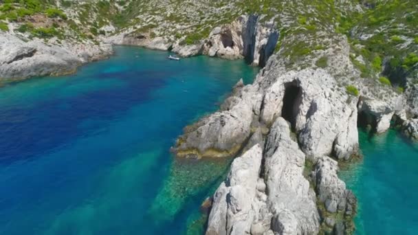 Festői légi felvétel a görög Földközi-tenger kék vizében, strandok és sziklák — Stock videók