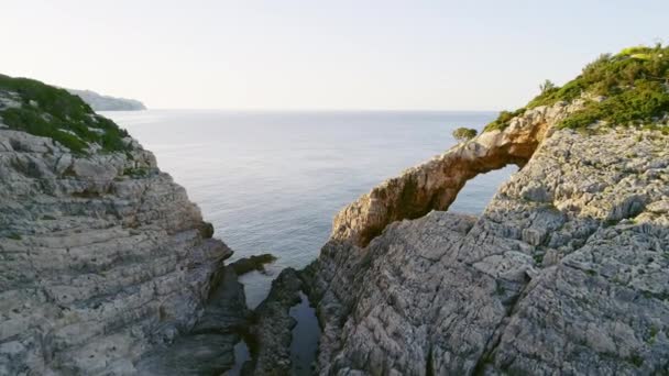 青い海、ビーチの崖とギリシャの地中海の島々 の美しい空撮 — ストック動画