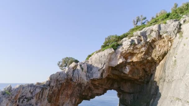 Pintoresca vista aérea de las islas griegas mediterráneas con sus aguas azules, playas y acantilados — Vídeos de Stock