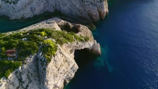 Pintoresca vista aérea de las islas griegas mediterráneas con sus aguas azules, playas y acantilados — Vídeos de Stock