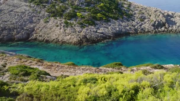 Letecký pohled na malebné řecké středomořských ostrovů jejich modré vody, plážemi a útesy — Stock video