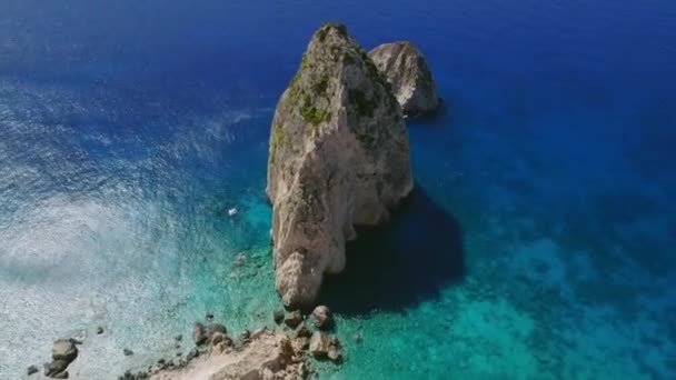 Pintoresca vista aérea de las islas griegas mediterráneas con sus aguas azules, playas y acantilados — Vídeos de Stock