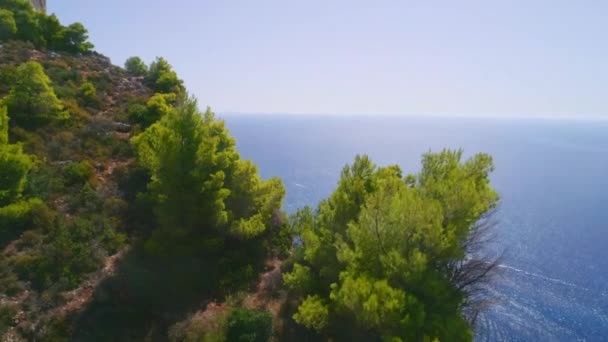 Pintoresca vista aérea de las islas griegas mediterráneas con sus aguas azules, playas y acantilados — Vídeo de stock