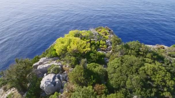 Γραφικό Αεροφωτογραφία του Ελληνικά νησιά της Μεσογείου με τους μπλε νερά, αμμουδιές και βράχια — Αρχείο Βίντεο
