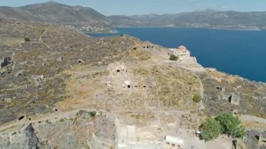 Şehrin Ortaçağ antik Yunan Mora Doğu kıyısındaki adada yer alan Monemvasia havadan görünümü
