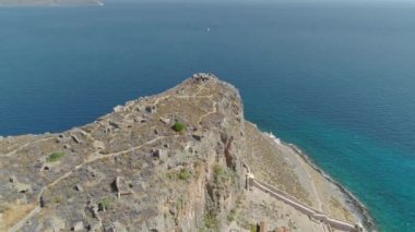 Şehrin Ortaçağ antik Yunan Mora Doğu kıyısındaki adada yer alan Monemvasia havadan görünümü