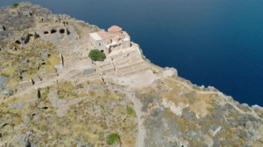 Şehrin Ortaçağ antik Yunan Mora Doğu kıyısındaki adada yer alan Monemvasia havadan görünümü