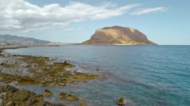 Şehrin Ortaçağ antik Yunan Mora Doğu kıyısındaki adada yer alan Monemvasia havadan görünümü